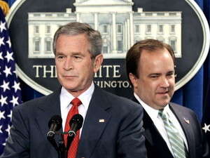 סקוט מקללן עם הנשיא ג'ורג' בוש. סקוט מקללן עם הנשיא ג'ורג' בוש.