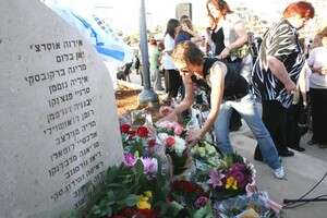 הטקס לזכר הרוגי הפיגוע בדולפינריום הטקס לזכר הרוגי הפיגוע בדולפינריום