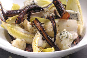 סלט אנדיב, גזרים מזוגגים ורוקפור סלט אנדיב, גזרים מזוגגים ורוקפור