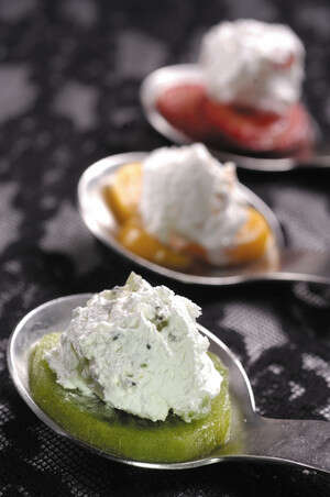 כפיות של קרם מסקרפונה ופרוסות פרי כפיות של קרם מסקרפונה ופרוסות פרי