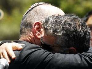 יאיר לפיד מחבק את אהוד אולמרט יאיר לפיד מחבק את אהוד אולמרט