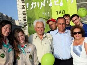 בני נוער בגבעתיים נגד אלימות נגד קשישים. בני נוער בגבעתיים נגד אלימות נגד קשישים.