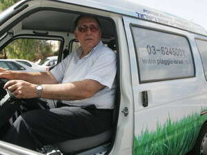 ראש עיריית חיפה, יונה יהב, נוהג בכלי רכב חשמלי. ראש עיריית חיפה, יונה יהב, נוהג בכלי רכב חשמלי.