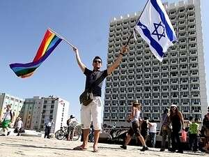 העיר מתאימה לקהילת הגייז. מפגין במצעד הגאווה בתל אביב העיר מתאימה לקהילת הגייז. מפגין במצעד הגאווה בתל אביב