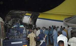 עובדי ההצלה ליד מטוס סודן איירווייס שהתרסק בחרטום. עובדי ההצלה ליד מטוס סודן איירווייס שהתרסק בחרטום.