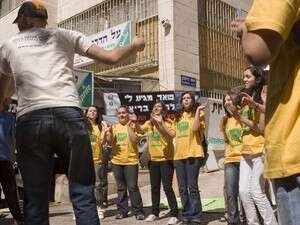פעילים סביבתיים מפגינים מול משרד התשתיות נגד ההחלטה להקים תחנת כח פחמית חדשה באשקלון. פעילים סביבתיים מפגינים מול משרד התשתיות נגד ההחלטה להקים תחנת כח פחמית חדשה באשקלון.