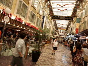 שדרת הקניות בספינת פאר של רויאל קריביאן שדרת הקניות בספינת פאר של רויאל קריביאן