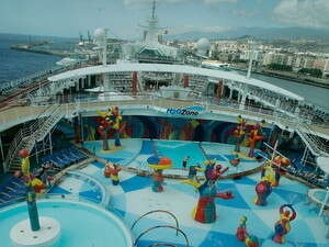 הבריכה על סיפון ספינת הפאר של רויאל קריביאן הבריכה על סיפון ספינת הפאר של רויאל קריביאן