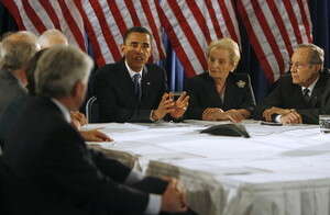 ברק אובמה עם צוות היועצים שלו לביטחון לאומי. ברק אובמה עם צוות היועצים שלו לביטחון לאומי.