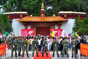 חיילים סינים ממתינים לבואו של הלפיד האולימפי מול ביתו לשעבר של הדלאי לאמה בלהסה. חיילים סינים ממתינים לבואו של הלפיד האולימפי מול ביתו לשעבר של הדלאי לאמה בלהסה.