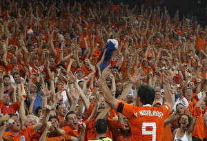 רוד ואן ניסטלרוי חוגג עם אוהדי הולנד רוד ואן ניסטלרוי חוגג עם אוהדי הולנד