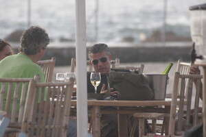 לפיד בוער בים. לפיד בוער בים.