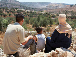 תושבי בילעין משקיפים על השטחים שהופקעו. תושבי בילעין משקיפים על השטחים שהופקעו.