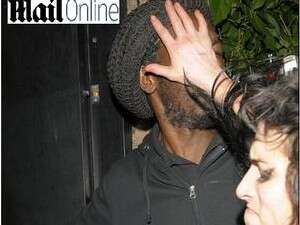 איימי בטיפול אישי למאבטח. שנהיה לראש ולא לפגיעות ראש. צילום מסך: dailymail.co.uk איימי בטיפול אישי למאבטח. שנהיה לראש ולא לפגיעות ראש. צילום מסך: dailymail.co.uk