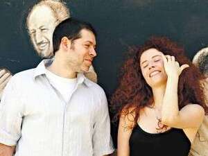 הבמאי בועז יכין ורעייתו עלמה הראל. הבמאי בועז יכין ורעייתו עלמה הראל.