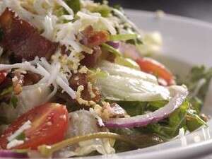 סלט פטרוזיליה, ביצה קשה ובייקון ברוטב וינגרט-משמש סלט פטרוזיליה, ביצה קשה ובייקון ברוטב וינגרט-משמש