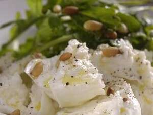 סלט מוצרלה, רוקט וצנוברים סלט מוצרלה, רוקט וצנוברים