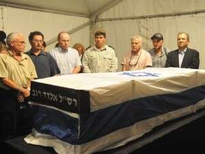 שר הביטחון והרמטכ''ל יחד עם בני משפחת רגב מסביב לארונו של אלדד. שר הביטחון והרמטכ''ל יחד עם בני משפחת רגב מסביב לארונו של אלדד.