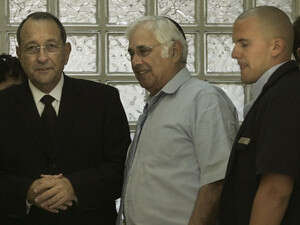 מוריס טלנסקי מגיע לחקירה הנגדית בבית המשפט. מוריס טלנסקי מגיע לחקירה הנגדית בבית המשפט.