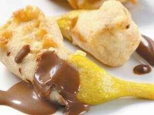 פריטר בננות ברוטב שוקולד קרמל פריטר בננות ברוטב שוקולד קרמל