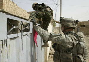 חיילים אמריקנים מחפשים מבוקשים בבעקובה. חיילים אמריקנים מחפשים מבוקשים בבעקובה.