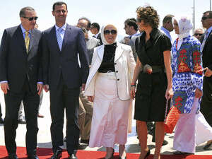 נשיא סוריה, בשאר אסד, ואשתו בשדה התעופה בבודרום שבטורקיה. נשיא סוריה, בשאר אסד, ואשתו בשדה התעופה בבודרום שבטורקיה.