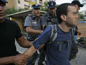 שוטרי מג''ב עוצרים פעיל שמאל בנעלין שוטרי מג''ב עוצרים פעיל שמאל בנעלין