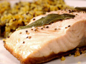 סלמון עם עלי מרווה סלמון עם עלי מרווה