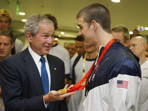 נשיא ארה''ב ג'ורג' בוש עם השחיין מייקל פלפס. נשיא ארה''ב ג'ורג' בוש עם השחיין מייקל פלפס.