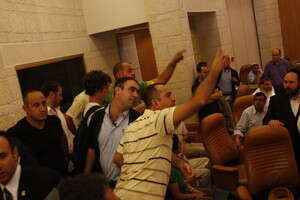 ישיבה סוערת ישיבה סוערת