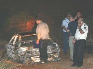 המכונית השרופה בה נמצאה הגופה. המכונית השרופה בה נמצאה הגופה.