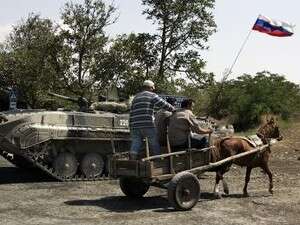 תושבים גיאורגיים בסמוך לטנק רוסי תושבים גיאורגיים בסמוך לטנק רוסי