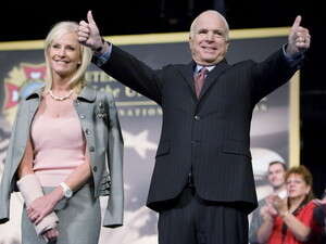 ג'ון מקיין עם רעייתו סינדי. ג'ון מקיין עם רעייתו סינדי.