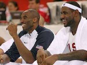 קובי בראינט ולברון ג'יימס מאושרים. קובי בראינט ולברון ג'יימס מאושרים.