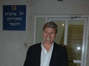 יעקב פרץ מחוץ למשרדי יאח יעקב פרץ מחוץ למשרדי יאח
