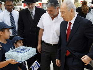 נשיא המדינה שמעון פרס חוגג יום הולדת 85 בדימונה. נשיא המדינה שמעון פרס חוגג יום הולדת 85 בדימונה.