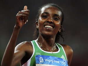 דיבבה חוגגת זהב ב-5,000 מטר. דיבבה חוגגת זהב ב-5,000 מטר.