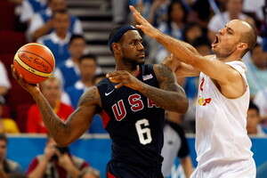 חימנס מנסה להפריע ללברון ג'יימס חימנס מנסה להפריע ללברון ג'יימס