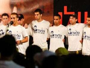 חבריו של גלעד שליט (מקדימה: גיא אליאסף, שהקליט את ההזמנה בקולו של שליט) חבריו של גלעד שליט (מקדימה: גיא אליאסף, שהקליט את ההזמנה בקולו של שליט)