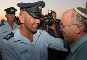 ח''כ פנחס ולרשטיין ומפקד מחוז דרום, ניצב אורי בר לב, בכפר מימון ח''כ פנחס ולרשטיין ומפקד מחוז דרום, ניצב אורי בר לב, בכפר מימון