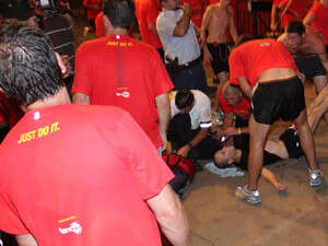 אחד הפצועים במירוץ אמש בתל אביב. אחד הפצועים במירוץ אמש בתל אביב.