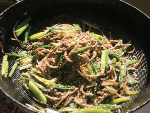 אטריות סובה בבצל ירוק ושומשום אטריות סובה בבצל ירוק ושומשום