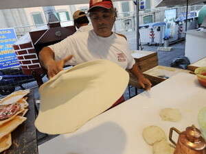 מכינים פיצה בנאפולי מכינים פיצה בנאפולי