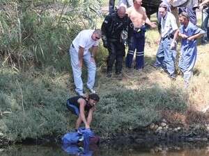 הוצאת המזוודה מהירקון. הוצאת המזוודה מהירקון.