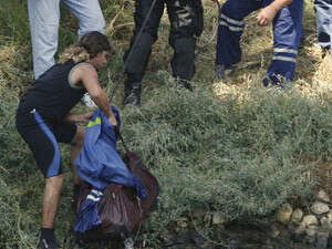 המזוודה בה על פי החשד נמצאת גופתה של רוז ברגע הוצאתה מהמים המזוודה בה על פי החשד נמצאת גופתה של רוז ברגע הוצאתה מהמים