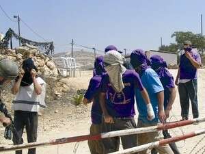 מתנחלים מתעמתים עם מילואימניקים ביד יאיר מתנחלים מתעמתים עם מילואימניקים ביד יאיר