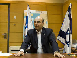 שר התחבורה והמועמד לראשות קדימה שאול מופז. שר התחבורה והמועמד לראשות קדימה שאול מופז.