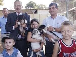 גדעון עזרא ושלום שמחון בכלביית צער בע''ח גדעון עזרא ושלום שמחון בכלביית צער בע''ח