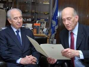 ראש הממשלה מגיש לפרס את מכתב התפטרותו. ראש הממשלה מגיש לפרס את מכתב התפטרותו.