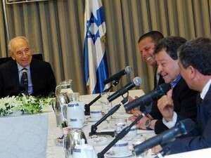 נשיא המדינה שמעון פרס בהתייעצות עם חברי סיעת העבודה נשיא המדינה שמעון פרס בהתייעצות עם חברי סיעת העבודה